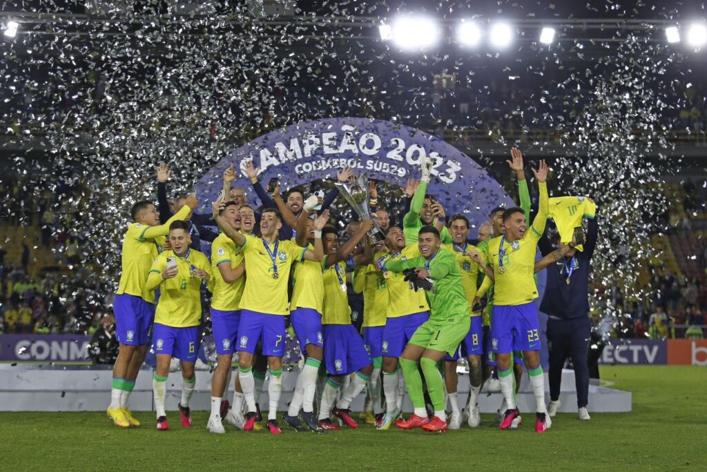 Grupos do Mundial sub-20: Seleção Brasileira com a taça do Sul-Americano Sub-20