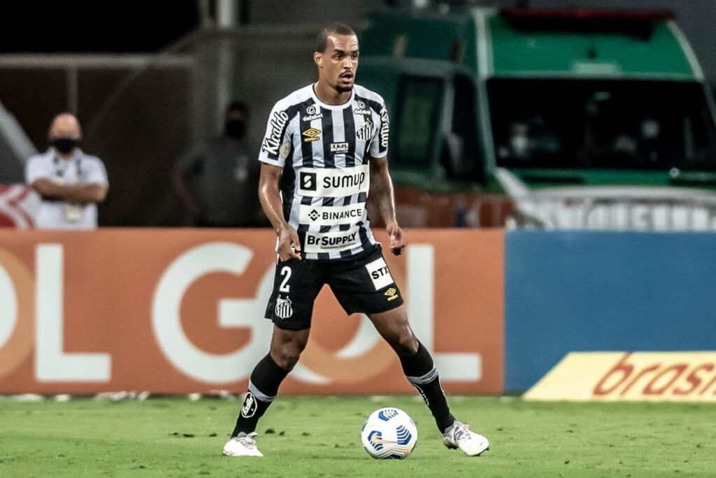 Luiz Felipe, zagueiro do Santos, em jogo do Brasileirão 2021