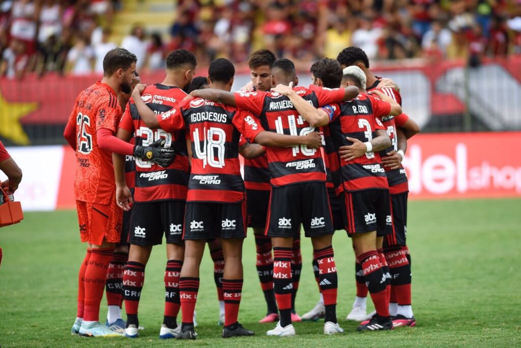 Elenco de reservas do Flamengo em jogo contra o Resende