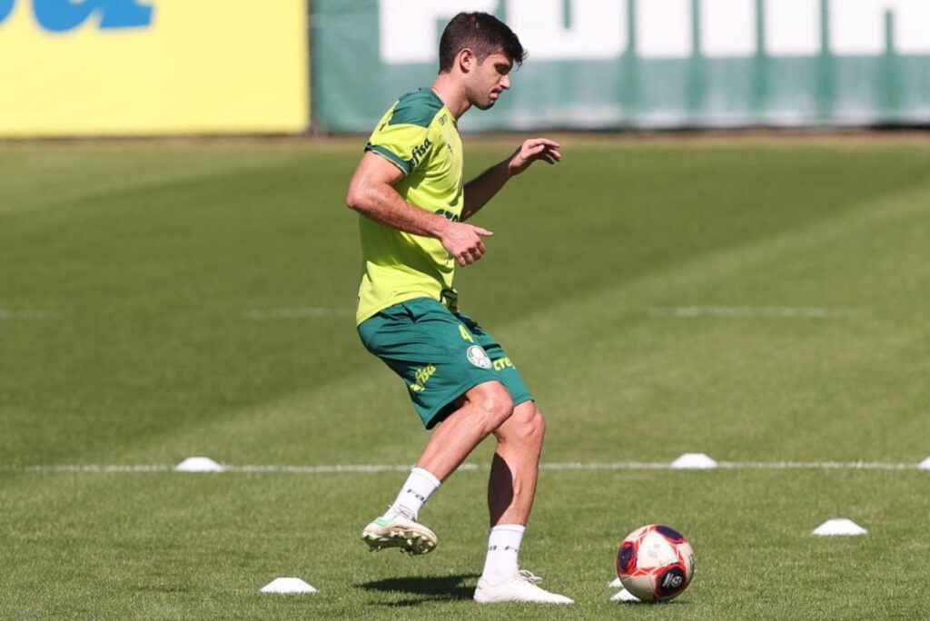 Zagueiro Benjamín Kuscevic, em treino do Palmeiras