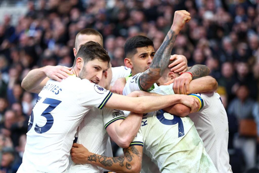 Tottenham vence o Chelsea, segue no G-4 da Premier League e amplia crise do rival