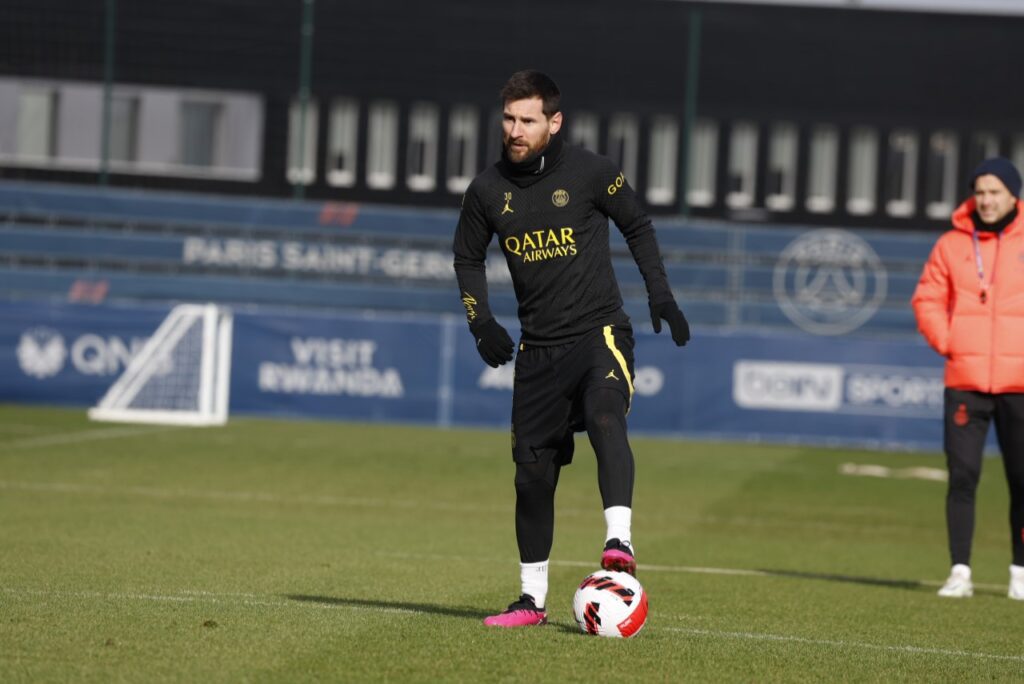 Messi está em treino pelo PSG, com uniforme todo preto, enquanto domina a bola com o pé esquerdo