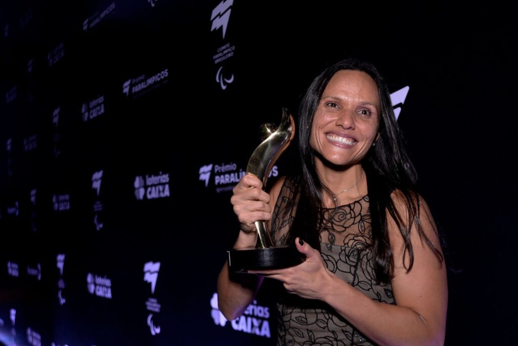 Nadadora Maria Carolina Santiago, Carol Santiago com troféu do Prêmio Paralímpicos 2022