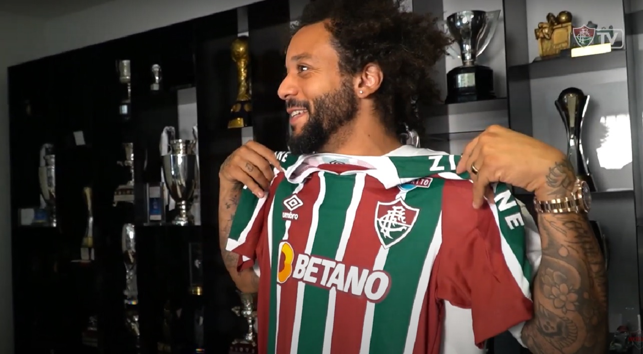 Marcelo recebe camisa do Fluminense em sala de troféus
