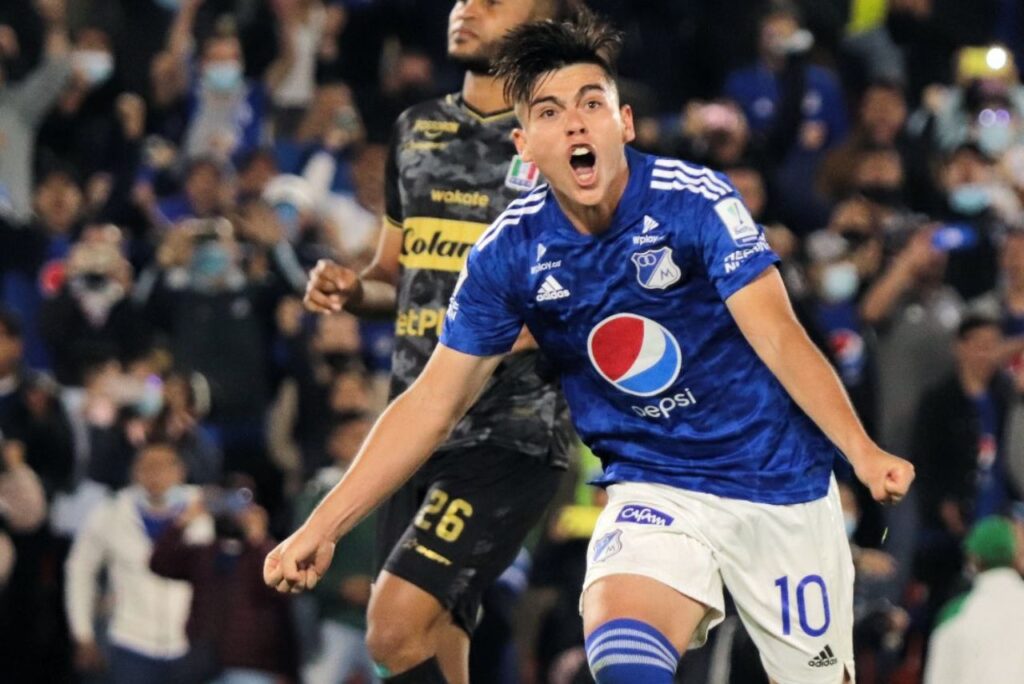 Meia Daniel Ruíz, na mira do Santos, comemora gol no Millionarios