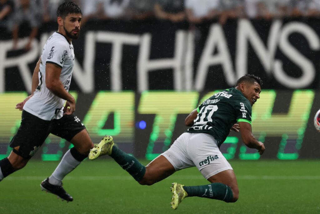 Méndez negocia renovação: Zagueiro Bruno Méndez, do Corinthians, e atacante Rony, do Palmeiras, em jogo pelo Campeonato Paulista