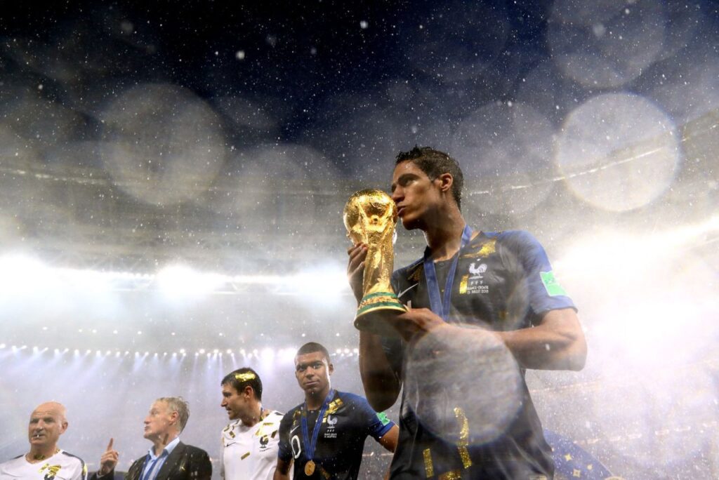 Zagueiro Raphael Varane, da Seleção Francesa, com a taça da Copa do Mundo