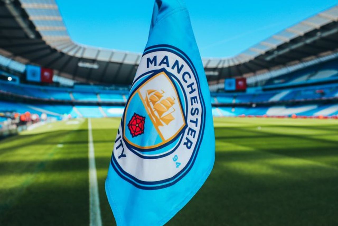 Bandeira com escudo do Manchester City no Etihad Stadium