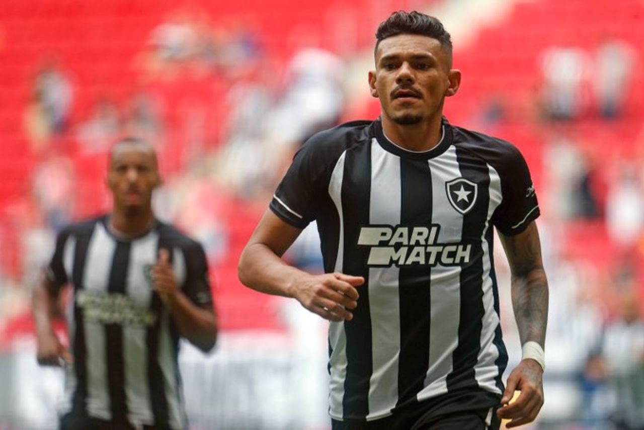 Bola aérea e força física: Tiquinho Soares chega ao Botafogo para