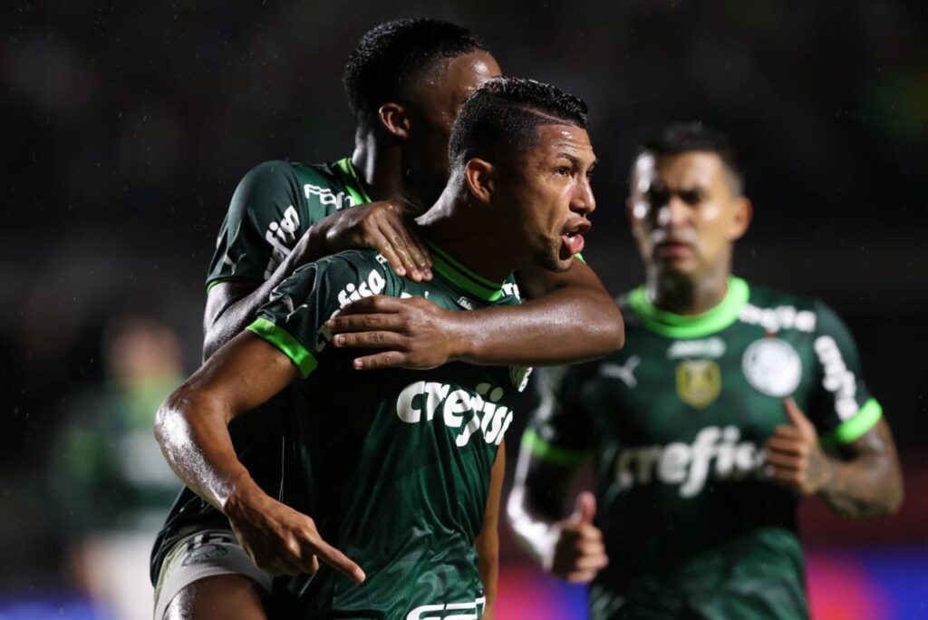 Atacante Rony, do Palmeiras, comemora gol contra o Santos