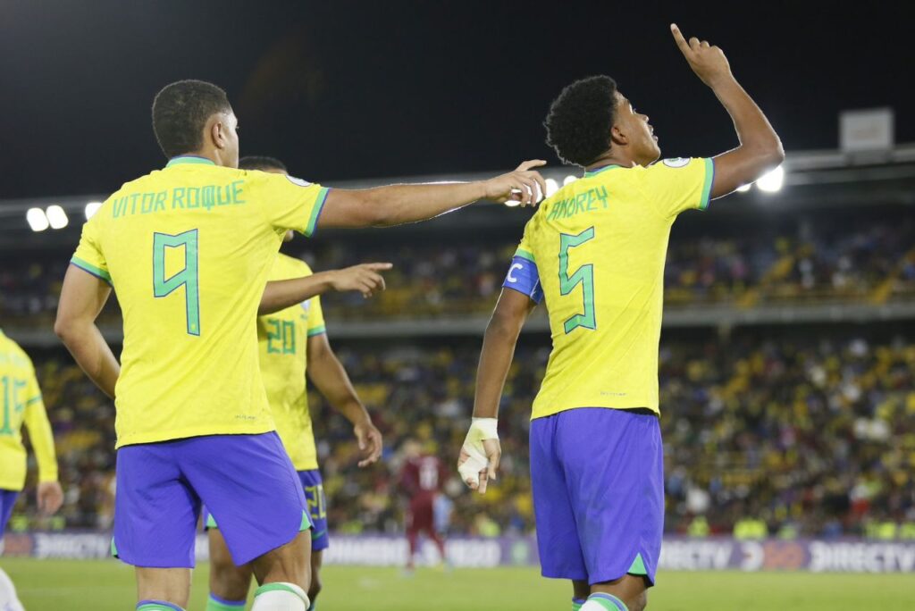 Atacante Vitor Roque e volante Andrey Santos, da Seleção Brasileira, em jogo do Sul-Americano Sub-20
