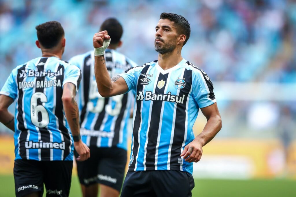 Craques do Brasileirão 2023: Marcelo, Suárez, Hulk e outros nomes chamam a atenção - Suárez ergue o punho e comemora gol marcado pelo Grêmio