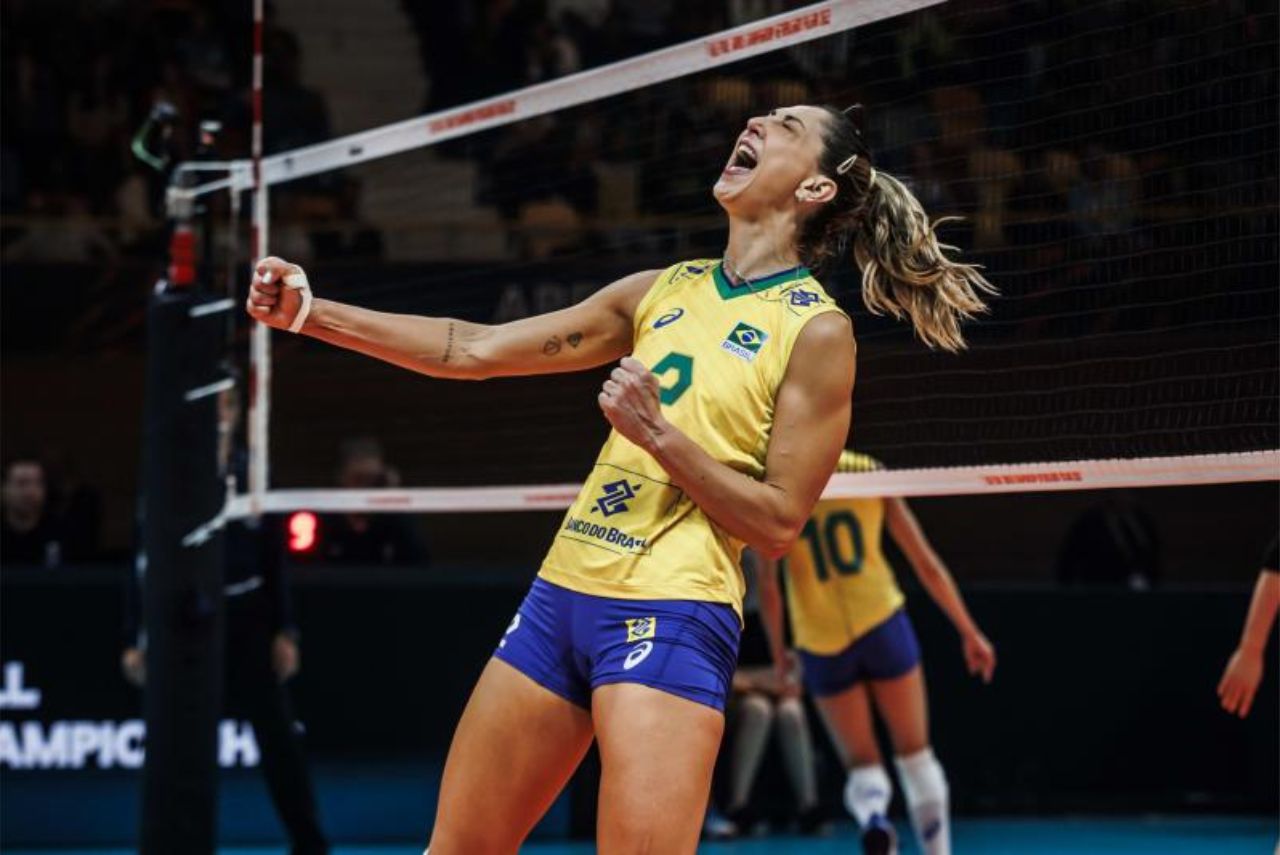 Carol Gattaz rompe o ligamento: Central Carol Gattaz comemora ponto pela Seleção Brasileira em frente à rede no Campeonato Mundial, em 2022