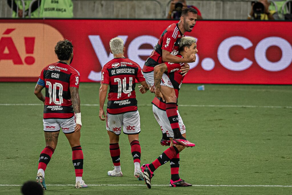 Flamengo vence o Vasco na semifinal do Carioca e decidirá título com o Fluminense