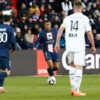 Com Mbappé e Messi, PSG perde do Rennes em casa pelo Campeonato Francês - Mbappé tem a bola e vê Messi de frente para ele, enquanto a marcação tenta diminuir os espaços