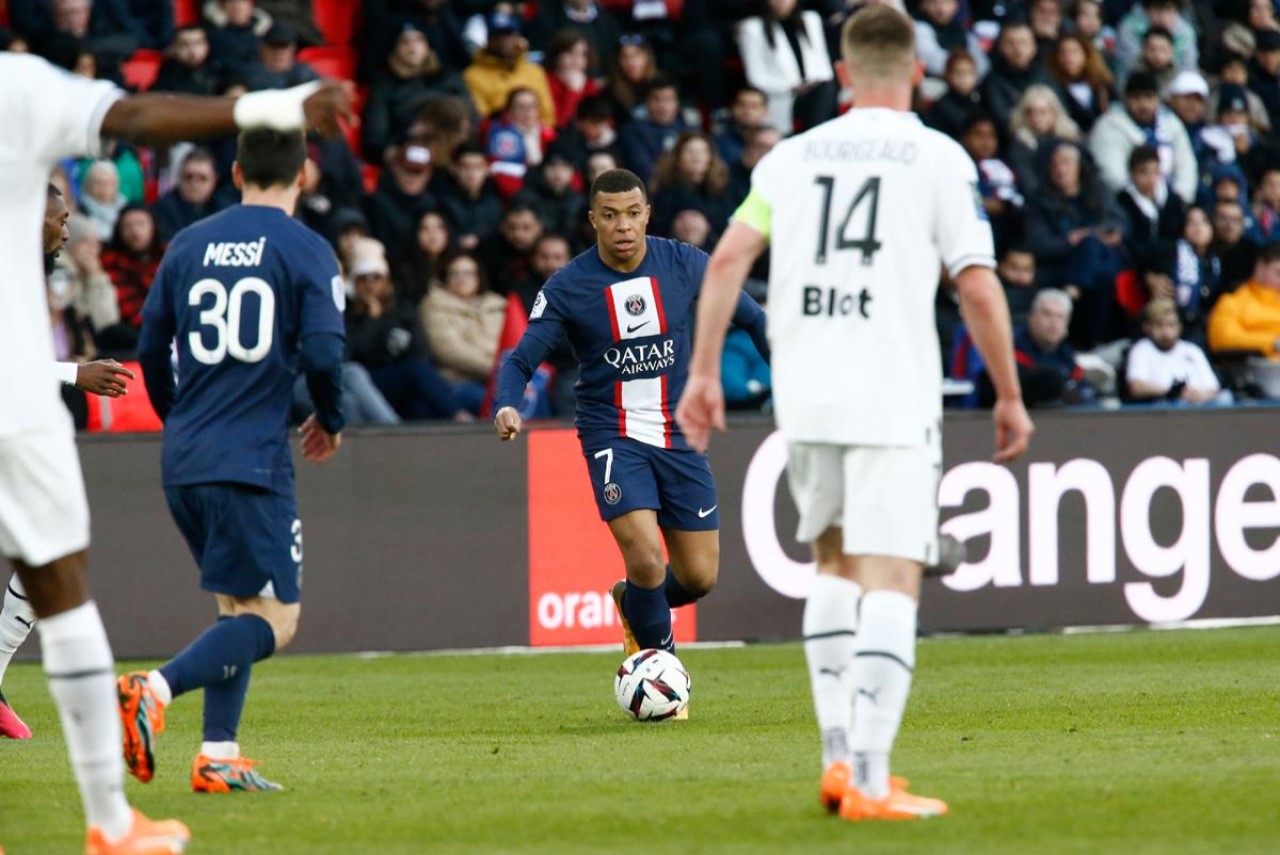 Com Mbappé e Messi, PSG perde do Rennes em casa pelo Campeonato Francês - Mbappé tem a bola e vê Messi de frente para ele, enquanto a marcação tenta diminuir os espaços