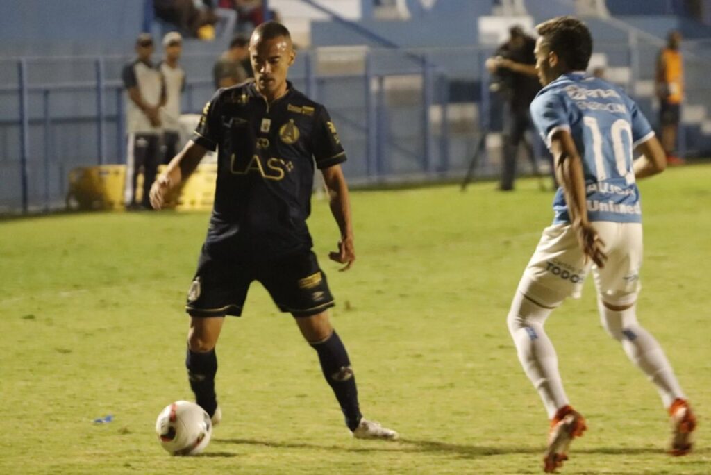 Atlético-GO contrata Renato: Volante Renato domina bola em jogo da Aparecidense contra o Paysandu na Série C 2022
