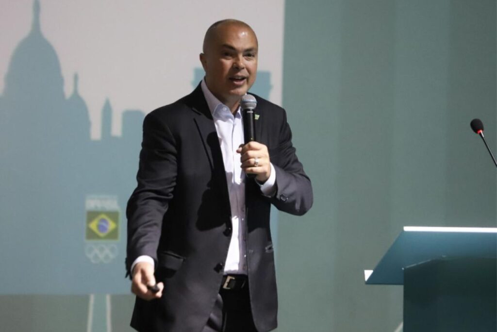Delegação brasileira no Pan: Ex-judoca campeão olímpico Rogério Sampaio, no COB, segurando um microfone