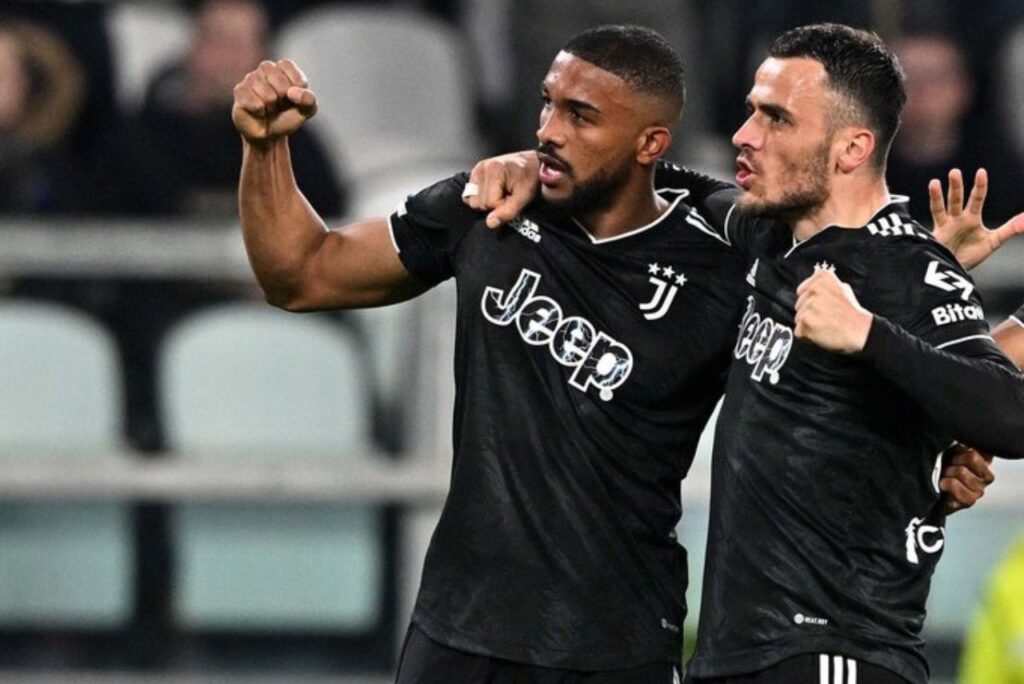Juventus vence a Sampdoria: Bremer e Filip Kostic, abraçados, comemoram gol da Juventus contra o Sassuolo