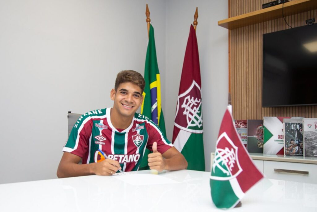 Fluminense renova com a promessa João Neto: João Neto assina renovação de contrato com o Fluminense em sala do CT Carlos Castilho