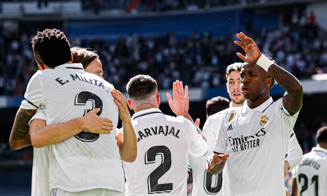 Real Madrid vence o Espanyol e jogadores do Real Madrid comemoram gol da vitória diante da torcida