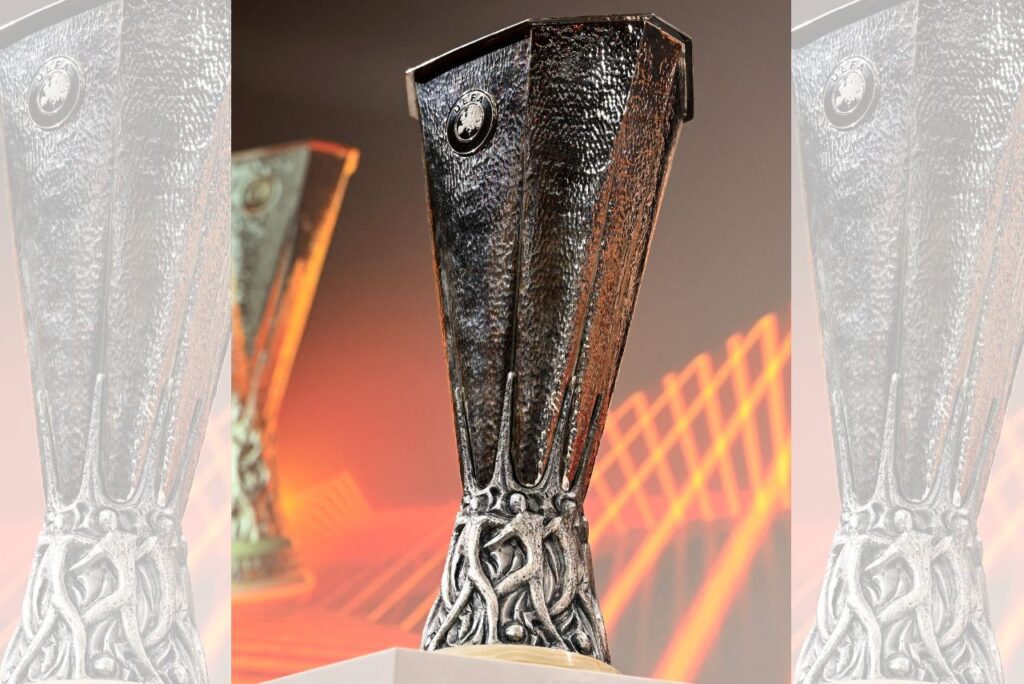 Sorteio Europa League 2023: Veja os confrontos das quartas de final - Troféu da Liga Europa em exibição num pedestal