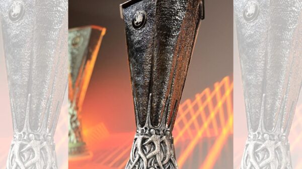Sorteio Europa League 2023: Veja os confrontos das quartas de final - Troféu da Liga Europa em exibição num pedestal