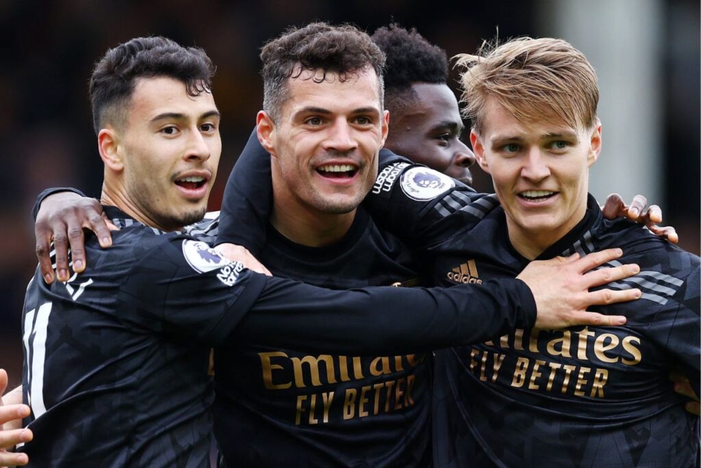 Arsenal vence e segue líder: Gabriel Martinelli, Granit Xhaka e Martin Odegaard, abraçados, comemoram gol do Arsenal contra o Fulham
