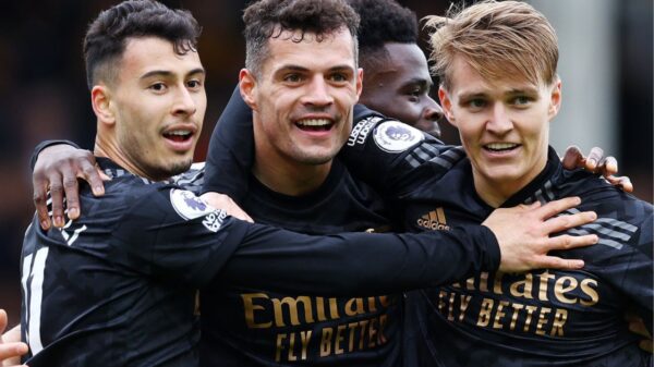 Arsenal vence e segue líder: Gabriel Martinelli, Granit Xhaka e Martin Odegaard, abraçados, comemoram gol do Arsenal contra o Fulham