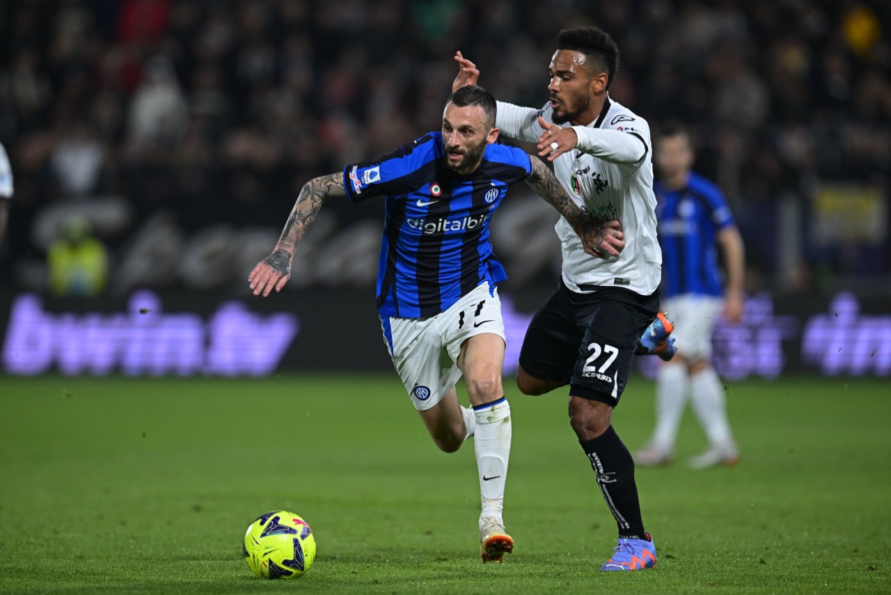 Inter de Milão perde do Spezia e pode deixar vice-liderança da Serie A - Brozovic, da Inter de Milão, disputa a bola com jogador do Spezia