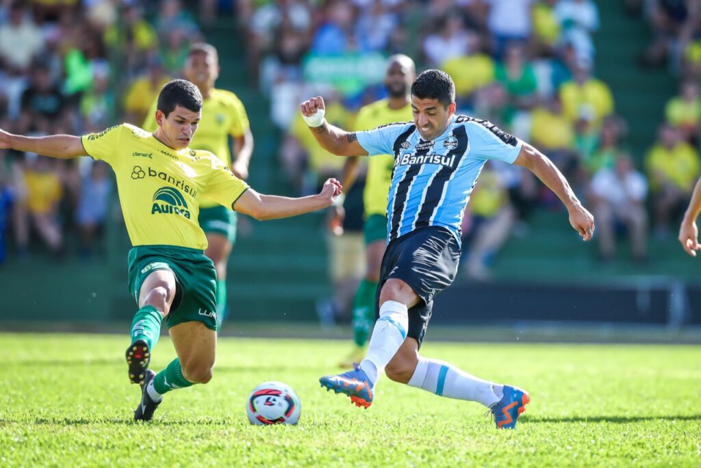 Grêmio perde do Ypiranga de virada e precisa vencer para ir à final do Gauchão - Suárez em disputa de bola com o defensor do Ypiranga que o marcava