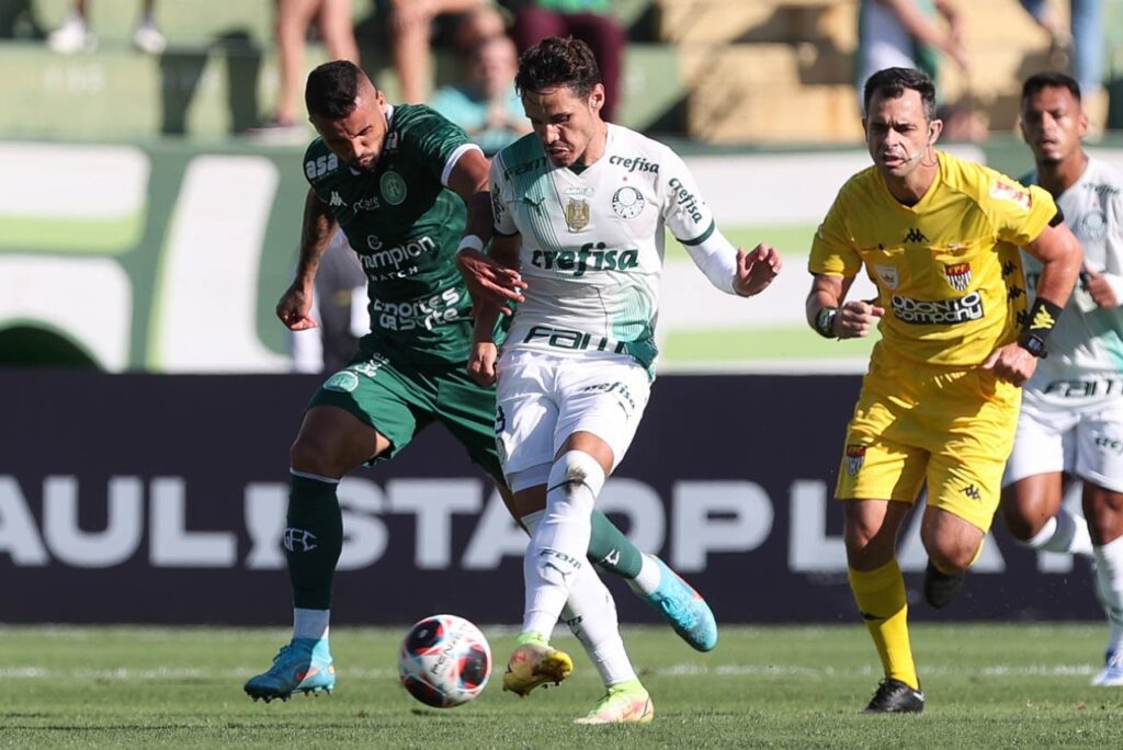 Paulistão 2023: Saiba quais os jogos das quartas de final e rebaixados - Raphael Veiga, do Palmeiras, realiza passe contra o Guarani