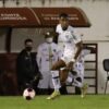 Vasco contrata Rwan, atacante do Santos, por empréstimo - Rwan está com a bola próximo da lateral do campo, em partida pelo Santos