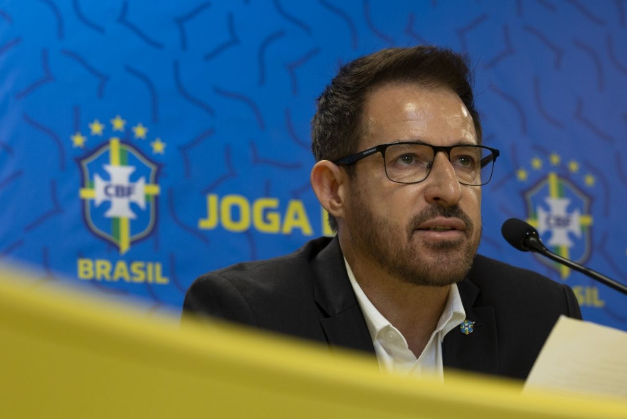 Convocação da Seleção Brasileira: Técnico Ramon Menezes concedendo entrevista na sala de imprensa da CBF