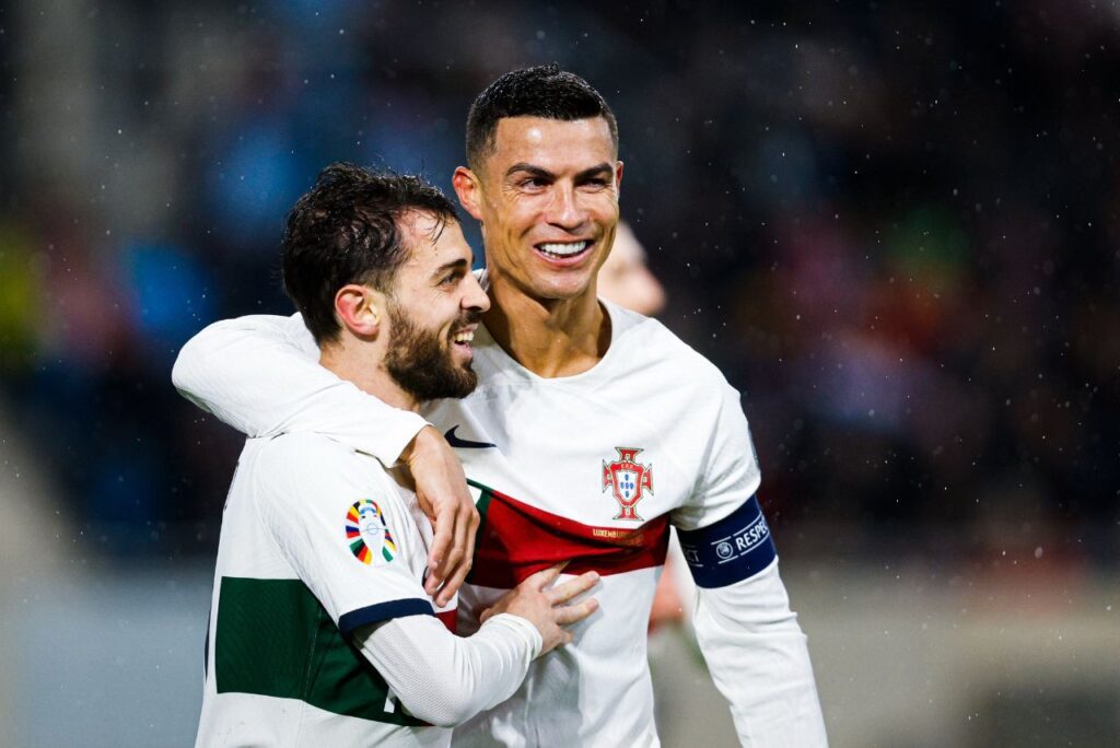 Portugal goleia Luxemburgo: Abraçados, Bruno Fernandes e Cristiano Ronaldo comemoram gol da Seleção Portuguesa contra Luxemburgo nas Eliminatórias da Euro