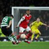 Com golaço do meio-campo, Sporting elimina o Arsenal nos pênaltis pela Liga Europa - Pedro Gonçalves chuta a bola do meio de campo, tendo Gabriel Magalhães na sua frente, mas faz golaço do meio de campo