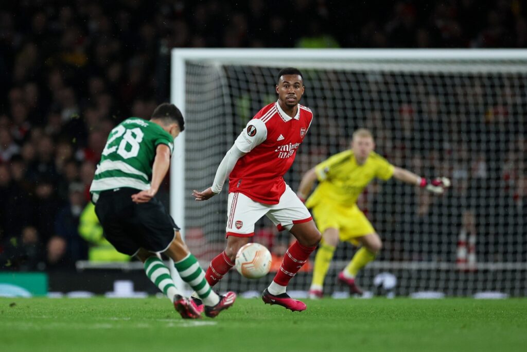 Com golaço do meio-campo, Sporting elimina o Arsenal nos pênaltis pela Liga Europa - Pedro Gonçalves chuta a bola do meio de campo, tendo Gabriel Magalhães na sua frente, mas faz golaço do meio de campo