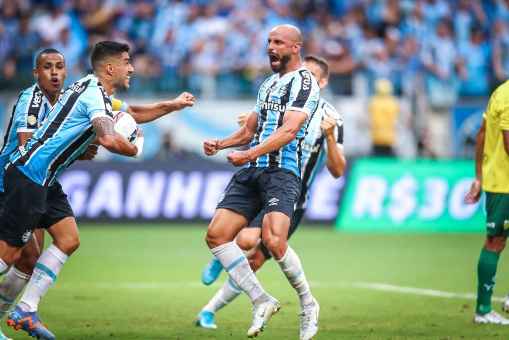 Grêmio supera o Ypiranga: Thaciano comemora gol com Luis Suárez, pelo Grêmio, contra o Ypiranga de Erechim, na semifinal do Gauchão 2023