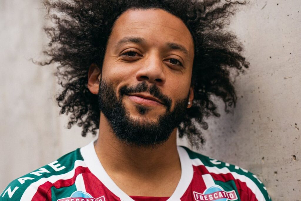Macelo é regularizado no Fluminense: lateral esquerdo posa com a camisa do clube carioca