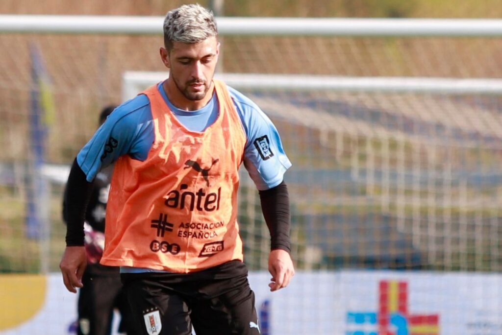 Arrascaeta é cortado da Seleção: de colete, Giorgian De Arrascaeta participa de treino com a Seleção Uruguaia