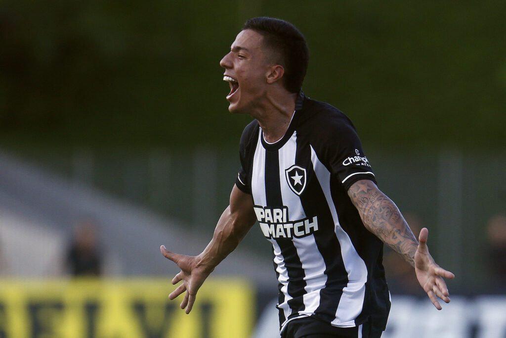 Botafogo vence o Resende com boa contribuição de Carlos Alberto