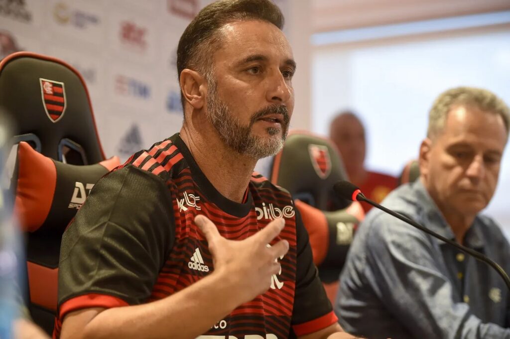 Flamengo demite Vítor Pereira: Treinador Vítor Pereira, em sala de entrevistas do Flamengo, com camisa do clube