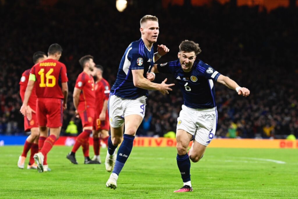 Escócia vence a Espanha após 39 anos pelas Eliminatórias da Eurocopa - McTominay sai para comemorar gol com o companheiro de equipe, enquanto jogadores da Espanha lamentam ao fundo