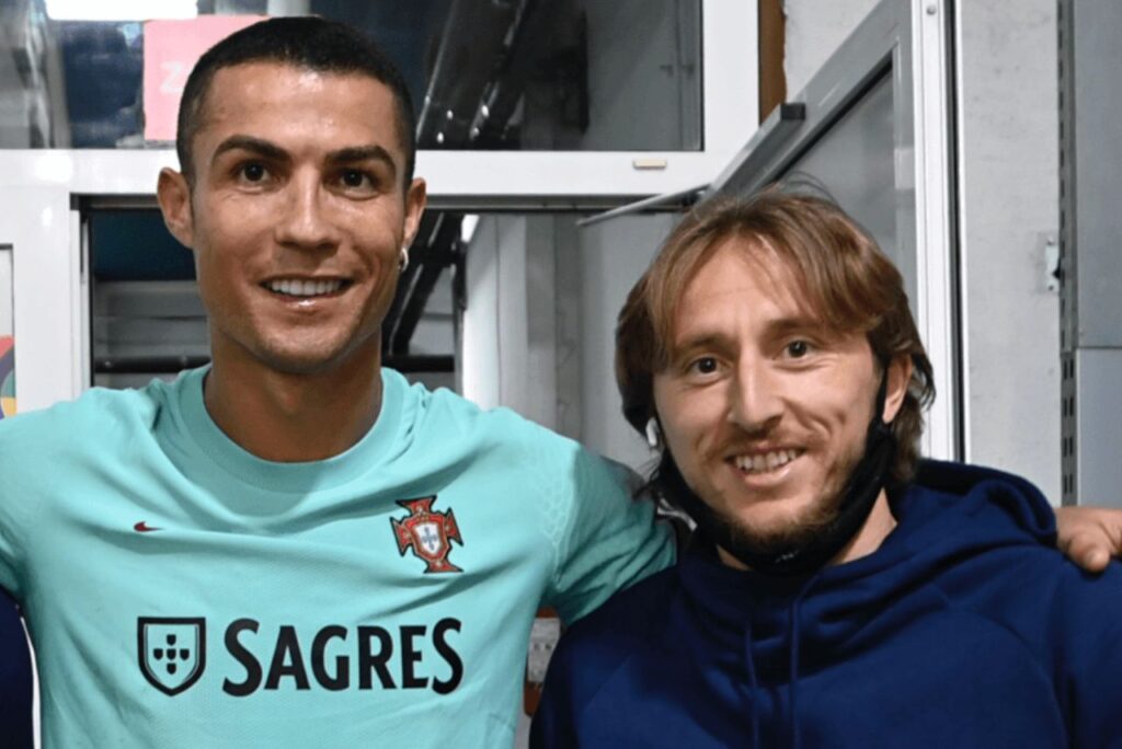 Luka Modric e Cristiano Ronaldo abraçados com roupas das Seleções de Portugal e Croácia