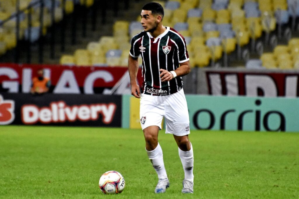 São Paulo negocia com Michel Araújo, meia-atacante do Fluminense - Michel Araújo está com a posse de bola em jogo pelo Fluminense