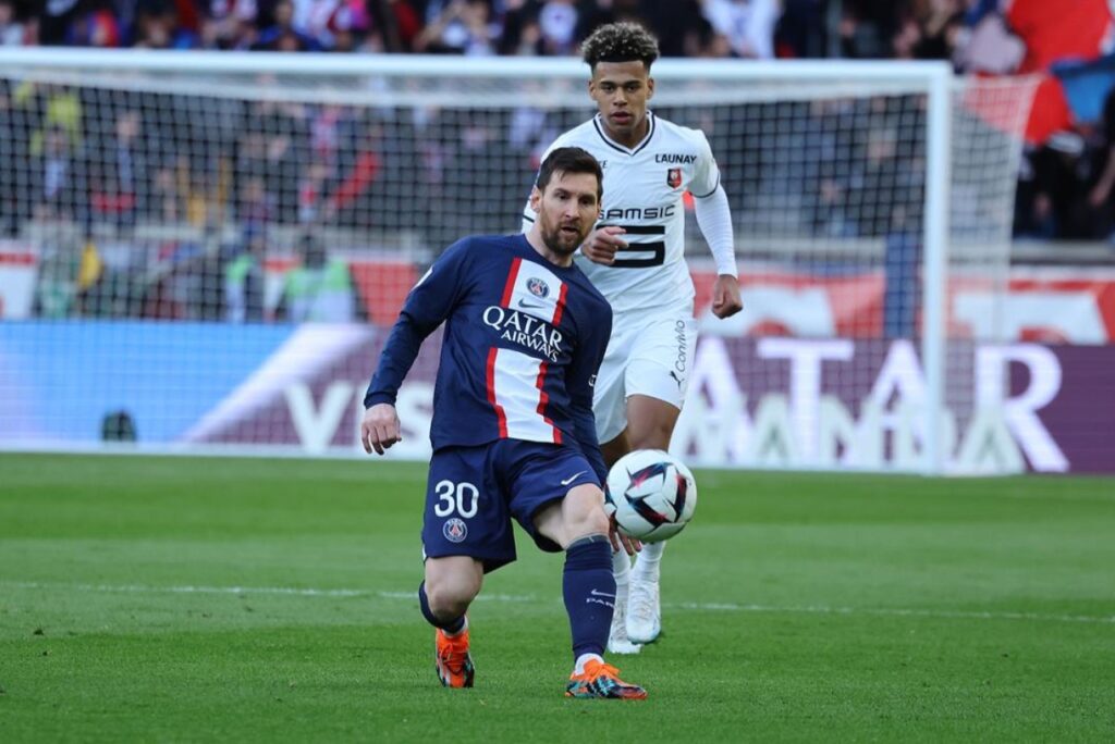 Messi se desculpa com PSG. Messi é pressionado pelo defensor e tenta o passe de pé esquerdo