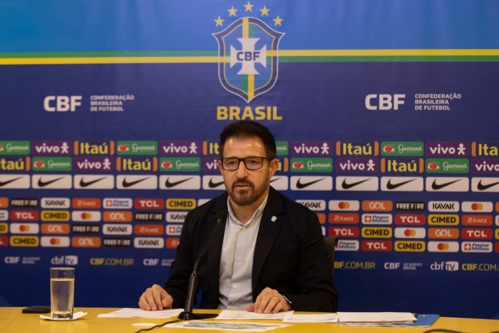 Convocação da Seleção Sub-20: Treinador Ramón Menezes em mesa se coletiva na sede da CBF
