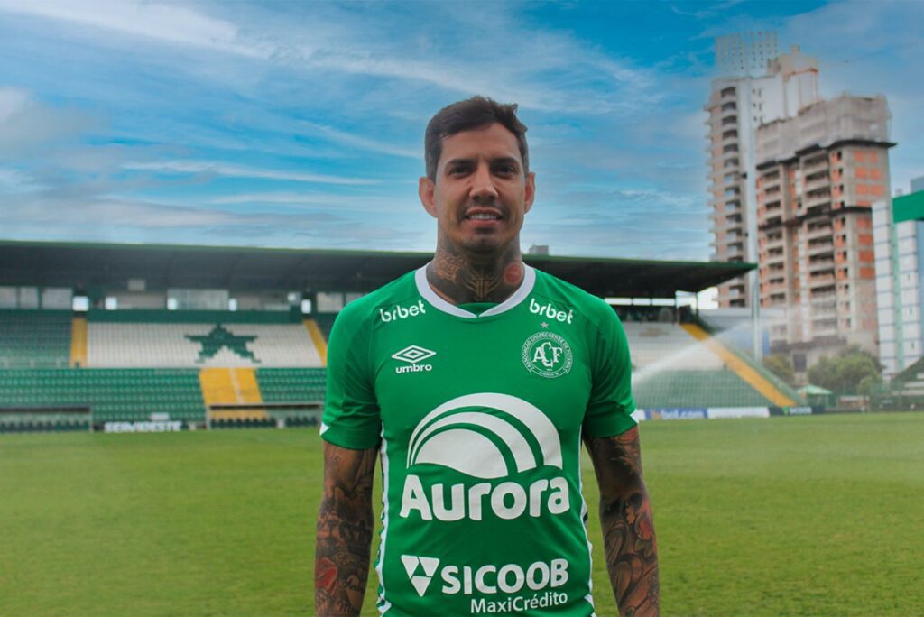 Zagueiro Victor Ramos, vestindo camisa da Chapecoense na Arena Condá