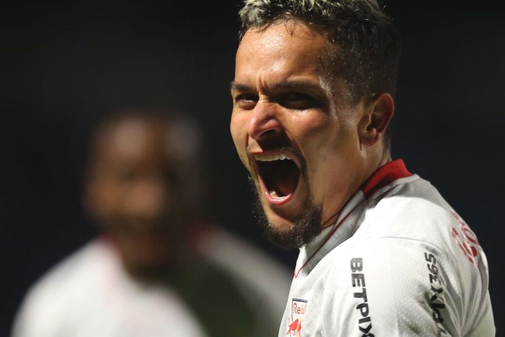 Atacante Artur comemora gol do Red Bull Bragantino