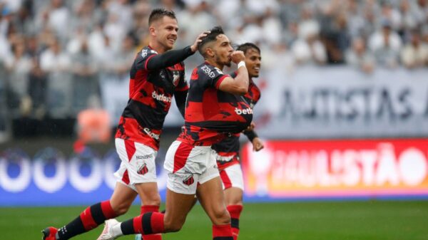 São Paulo anuncia Raí Ramos: Lateral Raí Ramos, do Ituano, comemora gol contra o Corinthians com companheiros